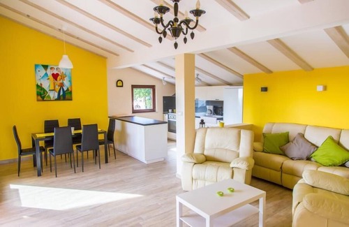 Fazana House | Beautiful Holiday Home Steps from the Beach with Ocean View