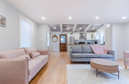 Elora House | Stylish Retreat in Elora with Spa and Hot Tub Amenities
