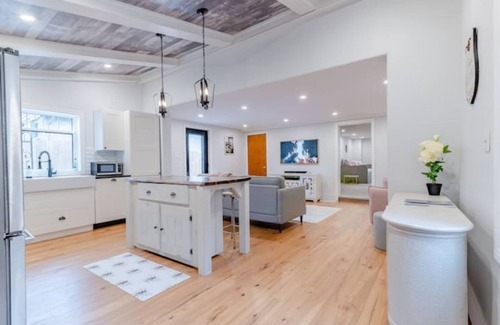 Elora House | Stylish Retreat in Elora with Spa and Hot Tub Amenities