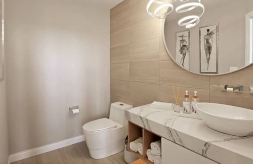 Columbia House | Tranquil Retreat Surrounded by Nature's Beauty