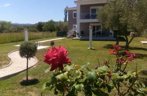 Ormos Panagias Apartment | Elegant House with Oceanfront Views & Pet-Friendly Stay