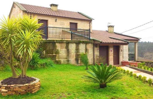 A Lama House | Relaxing 3-Bedroom Retreat with Private Pool in Pontevedra