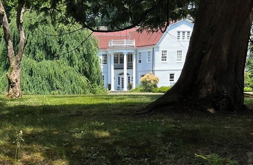 Saugerties House | Stunning Hudson River Estate with Beachfront and Scenic Views