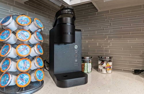 Fort Worth Apartment | Elegant King Bed Apt w/Pool + Gym + Free Parking