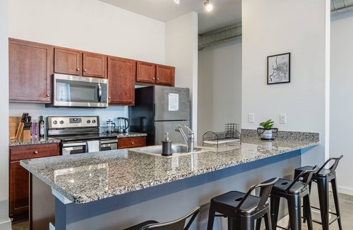 Downtown Memphis Apartment | Downtown King Suite with Pool, Gym & Top Guest Rating