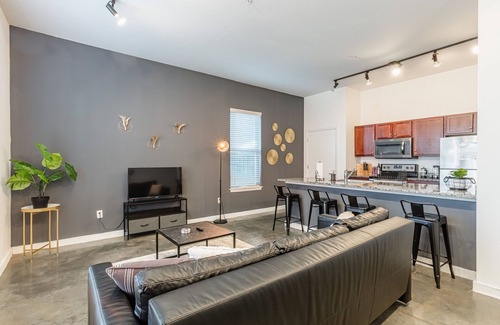Downtown Memphis Apartment | Downtown King Suite with Pool, Gym & Top Guest Rating