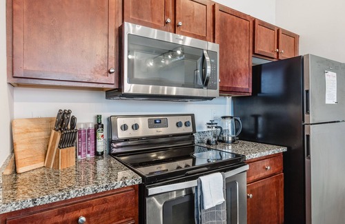 Downtown Memphis Apartment | Downtown King Suite with Pool, Gym & Top Guest Rating