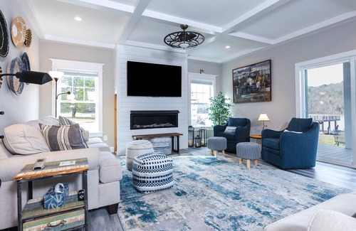 Ingles Cabin | Premier Lakefront Home with Pool & Kitchen Near VTech