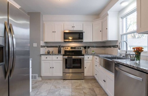 Royal Oak House | Stylish Home for 8 with Modern Amenities near Birmingham