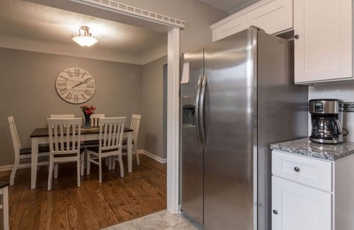 Royal Oak House | Stylish Home for 8 with Modern Amenities near Birmingham