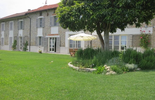 Montabone House | Elegant Private Farmhouse with Pool in Scenic Vineyards