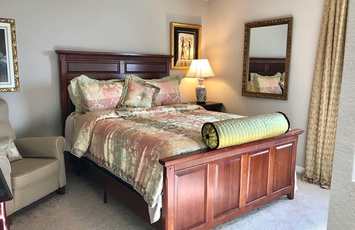 Buda House | ❤️Elegant Manor- Sleeps 12+⭐Golf Course View⭐King bed, Two Queens, Double
