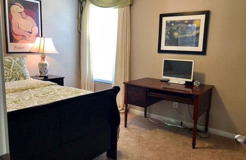 Buda House | ❤️Elegant Manor- Sleeps 12+⭐Golf Course View⭐King bed, Two Queens, Double