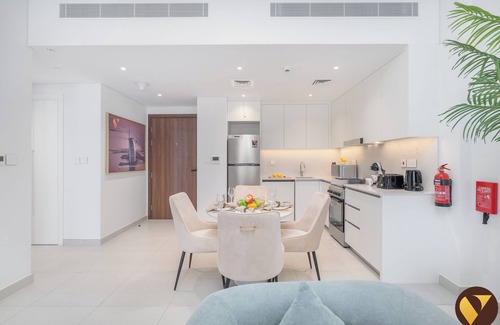 Umm Suqeim 3 Apartment | Elegant MJL Pool View Near Burj Al Arab