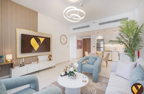 Umm Suqeim 3 Apartment | Elegant MJL Pool View Near Burj Al Arab