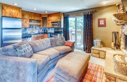 Boise Condo | Elegant mountain-view ski-in/ski-out condo with hot tub access & ski storage
