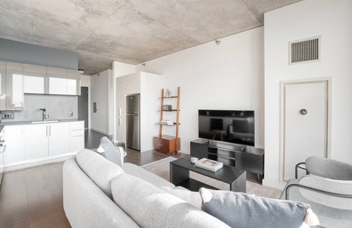 River North Apartment | Chic 1BR Near North with Doorman, Gym & Pet Friendly