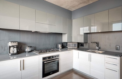 River North Apartment | Chic 1BR Near North with Doorman, Gym & Pet Friendly
