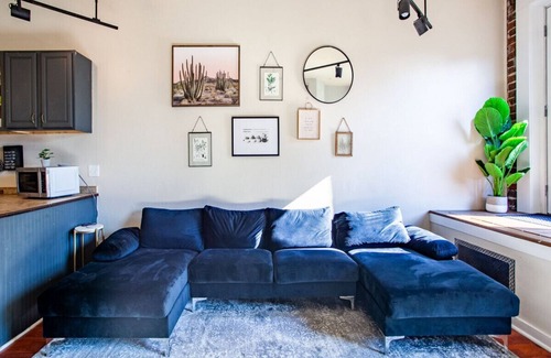 Old City Apartment | Inviting Old City Loft with Pool & Spa in Downtown