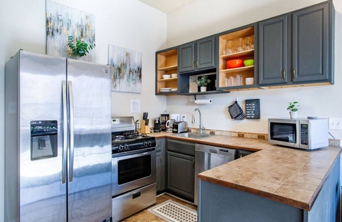 Old City Apartment | Inviting Old City Loft with Pool & Spa in Downtown