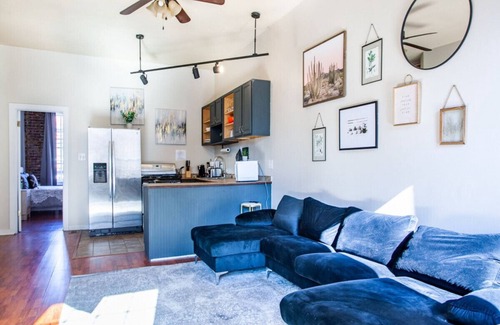 Old City Apartment | Inviting Old City Loft with Pool & Spa in Downtown