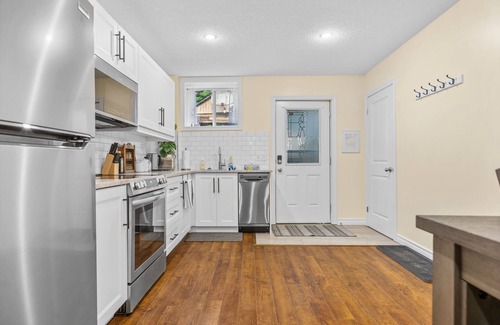 North London Apartment | Private Apartment with Full Kitchen Steps from Downtown London