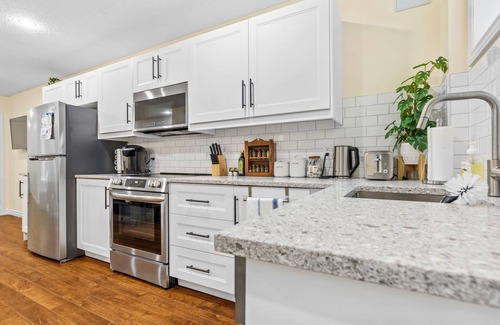 North London Apartment | Private Apartment with Full Kitchen Steps from Downtown London