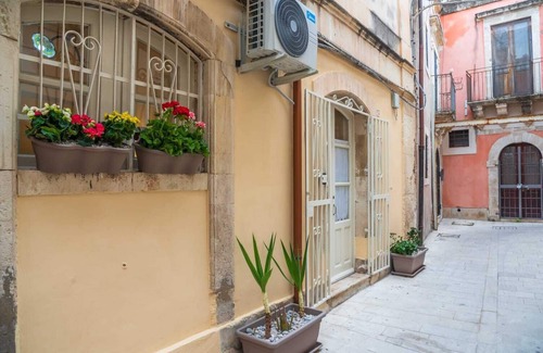 Eastern Sicily House | elegant residence in the fishermen's district a stone's throw from the market