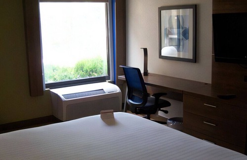 New Albany House | Elegant Room Near Local Attractions Free Wi-Fi