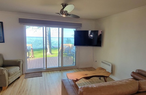 West Nipissing Cottage | Pristine Sandy Lakefront Cottage with Kayaks & Pool Access