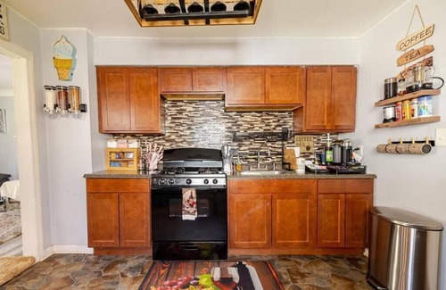 Wyandotte House | Tranquil Coastal Retreat: Ocean Views & Culinary Delights