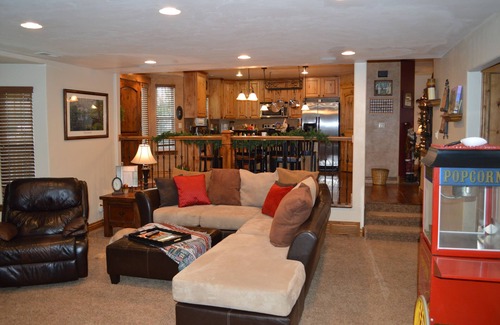 Sandy House | Inviting Ski Retreat Near 4 Major Resorts with Hot Tub