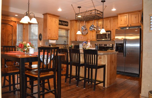 Sandy House | Inviting Ski Retreat Near 4 Major Resorts with Hot Tub