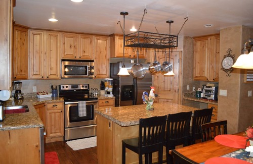 Sandy House | Inviting Ski Retreat Near 4 Major Resorts with Hot Tub