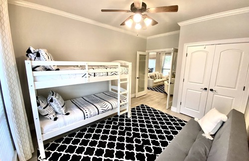 Stone Oak House | Spacious Home with Kitchen - Perfect for Social Distancing
