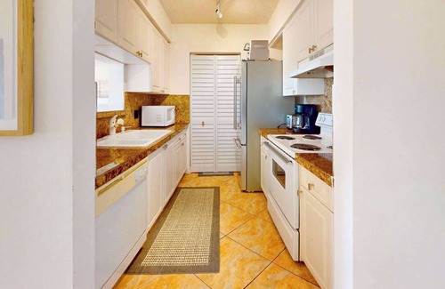 Aventura Apartment | Cozy Condo at Yacht Club, 10 Min from Beach & Pool Access