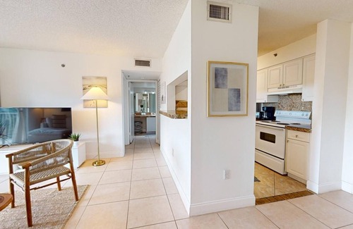 Aventura Apartment | Cozy Condo at Yacht Club, 10 Min from Beach & Pool Access