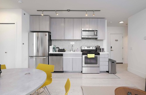 West End Apartment | Elegant & Stocked Condo in the Heart of Vancouver