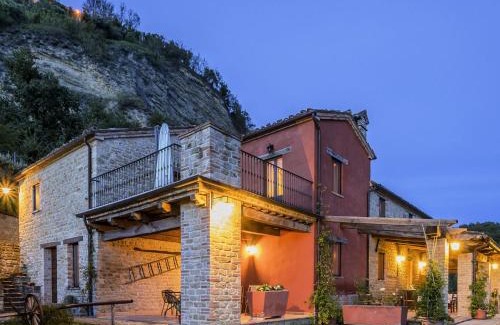 Monte San Martino Apartment | Beautiful Apartment with Pool by Sibillini Mountains