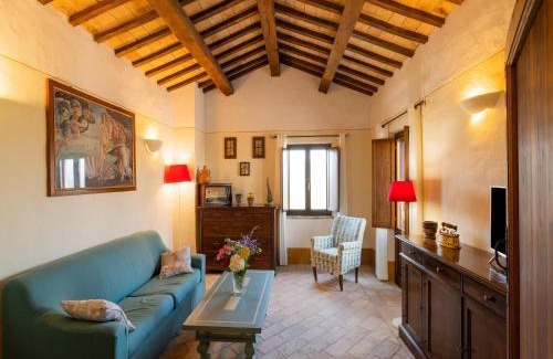 Monte San Martino Apartment | Beautiful Apartment with Pool by Sibillini Mountains