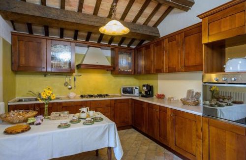 Monte San Martino Apartment | Beautiful Apartment with Pool by Sibillini Mountains