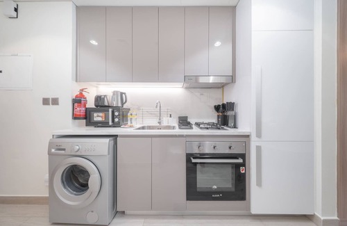 Nad Al Sheba Apartment | Elegant Studio in Meydan Sleeps 3 with Pool