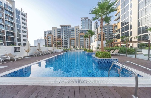 Nad Al Sheba Apartment | Elegant Studio in Meydan Sleeps 3 with Pool