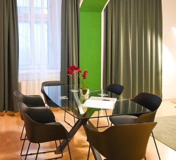 Josefstadt Apartment | Elegant Suite Altes AKH: 4-Star Family-Friendly Getaway