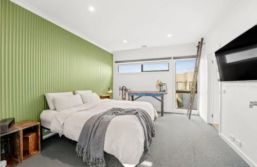 Coburg North House | Elegant Townhouse in Coburg North with parking