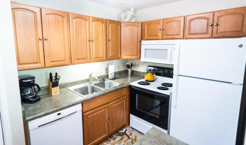 Kahuku Apartment | Beautiful Turtle Bay Condo with Oceanfront Views & Pool