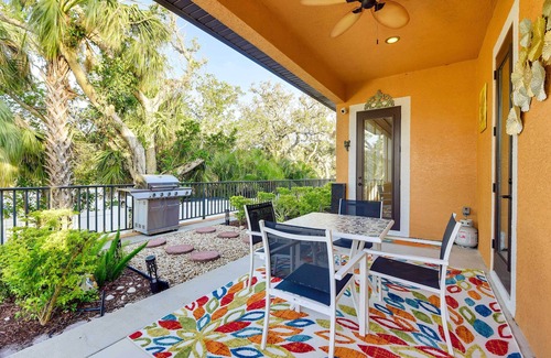 Venice Cottage | Charming Venice Retreat with Ocean View - Steps to the Beach!