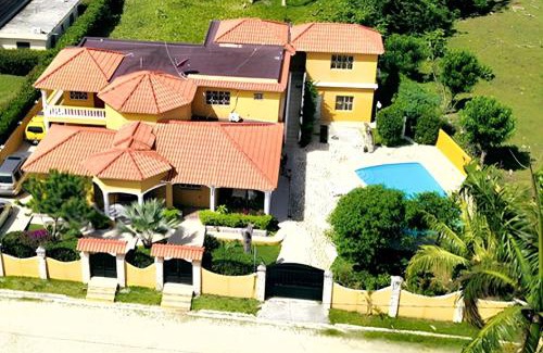 Nagua Villa | Spacious Villa with Private Pool & Jacuzzi near Nagua Beach