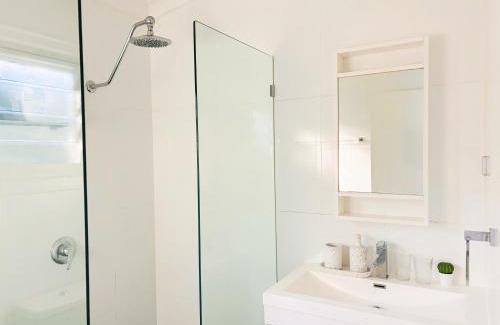 Kenmore House | Stylish Villa Steps from Shopping with Family-Friendly Amenities