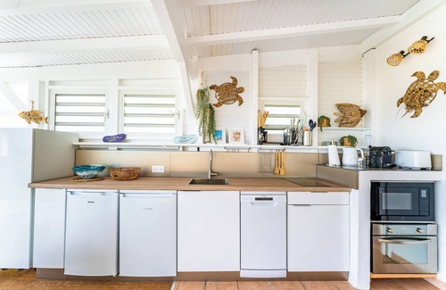 Grand-Bourg Villa | Elegant villa Ti Moca offering a vue sur les îles voisines, ideal for 6 guests